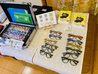 石川県白山市鶴来にて
イノチグラス説明会&カラー体験会
開催しました🌈

鶴来での開催は、いつもの
カフェときどきバー　お宿たけださん✨

まだメガネを作っていないけれど、
もう一度、話を聞きたいという、
リピーターの方もお越しくださって、
ほぼ満席での開催となりました🌟

皆さま興味津々に聞いてくださって、
いろいろなご質問を頂き、
ブラッシュアップのヒントを頂きました✨

"何げないカラー選び"が皆さまの快適な日常ためのツールとして
ご活用頂けますように🌈

また、イノチグラスお作りのご希望をくださった皆さま、ありがとうございます！
追って、イノチグラス作成の日程をお知らせさせて頂きます🍀

いつも優しくしていただいています
お宿たけだのオーナー和代さん、
和代さんのお母さまには
変わらない笑顔でお迎え頂き、
安心して寄らせて頂きました💕

また近々、鶴来に参ります🍀

再開させて頂いた皆さま、
新しくご縁頂いた皆さま、
ありがとうございました❣️

鶴来の軽やかな空気の中に
お邪魔するのが楽しみです😊　　

#カフェときどきバーお宿たけだ
#イノチグラス
#からだチューニングぴるつ