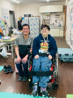 先日は、
相模原にある放課後等デイサービス
すりーぴーすさんにて、
イノチグラス体験説明会と
メガネ制作会をさせて頂きました🌈

こちらに伺うのは3回目。

すりーぴーすは、
日々のケアはもちろん、
ハートフルで楽しい特別企画を
毎週のようにされていて、
子どもたちがもつ、真のパワーを
引き出そうというマインドが深い
本当にステキなところ。

嬉しいことに
その企画ひとつとして
今回もお声がけ頂きました🍀

それぞれ様々なハンディを持ちながら、
たくましく頑張っているキッズたちから、
たくさんの学びを頂く時間。

午前中の体験説明会に続き、
午後は、メガネ作り。

お客様は、2本目のお作り。

前回は、PCを使うときのメガネ。
今回は、
電動車イス走行のときに、
見えやすいメガネ。

車イスの街走行は、
"視点が低い"というハンディがありながら、
地面の斜め、段差、凸凹の判断、
ガードレールやポール、行き交う人などとの適切な距離感、
遠くから向かってくる車のスピード/距離などの正確な把握、、、
さらに滑らかなスティックコントロール、、、などなど
多くの感覚情報があって初めて可能になる、実はそう簡単ではないこと。

実際に外に出ながら、調整させて頂きました。

親御様、
すりーぴーず主宰のかなめさんの
温かいお力添え、
何よりご本人に一生懸命に向き合うお気持ちを頂いて
ちょっと車イス走行しやすいメガネになりました👓

すりーぴーすさんは、
キッズたちから気付きを頂き、
癒される、
私にとってとても貴重な空間です。

かなめさん、いつも本当に
ありがとうございます！

写真は、
ご本人とかなめさんのツーショット😊

#すりーぴーす
#相模原
#イノチグラス