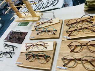メガネの展示会 ioft 
行ってきました👓

作られているメガネは多種多様🌈
各メーカさん最新のフレームを
見て、触って、かけてみて、
お話も伺って、、、☆

写真は、福井Onimeganeさんのブース
アンティーク調の質感✨
くすぐられました💓

ステキなフレームちゃんたちが
ぴるつのラインナップに加わります☆彡

#イノチグラス
#ioft
#onimegane
