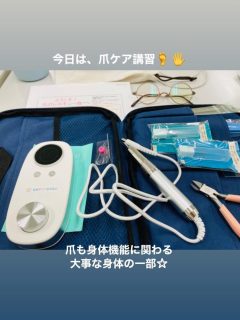 福祉爪ケア普及協会
爪ケア講習3級
受講しました。

貝殻のように厚くなった爪や
倒木の断面のようなガサガサの爪、
巻き爪や、変形し方爪、
隣の足に刺さった爪、、、
爪も身体機能に関わる大切なからだの一部。

リハビリをさせて頂いていて
爪の状態で歩きや日常生活にダイレクトに影響が出ている患者さんや利用者さんに出会ってきました。

足爪と歩行はニワトリとタマゴの関係。

歩行か変われば爪も変わるという実感もある一方で、
とはいえ、爪の不具合解消が急がれるケースも少ないのも現状。

そんな爪問題、解決できるの？
というかねてからの疑問が晴れました！

答えは、「解決できる」でした✨✨

3級の内容は、
爪の基本的な知識、
手足の爪の切り方(削り方)と、
肥厚した爪の処置方法。

今までの疑問がだいぶ晴れてきて、
足や手の見方が少し変わりそうです。

2級では巻き爪の対処法も習われるとのこと。
更なる好奇心が、、、💓

簡単な爪の処置であれば
私の方でできるようになれそうですし、
難しいケースは専門家にご相談したり、
お任せしたりもできるので、心強い🍀

この講座は、
福祉爪ケア普及協会が輩出している
福祉爪ケア専門士の資格取得講座。
3000人を超える方が資格を取得されているとのこと⭐️

創始者の小林 ようこさんは、
足爪の不具合によって、身体機能が落ちてしまったお父様のご経験から、
全国の爪で困っている人(ご高齢者)を助けたい！
という熱い想いで開設されたもの。

周囲の方の爪の処置でお困りの方、
爪ケア専門士(爪レスキュー隊)になってみたい方、
オススメです😊
https://nail119.work/
検索「爪レスキュー」